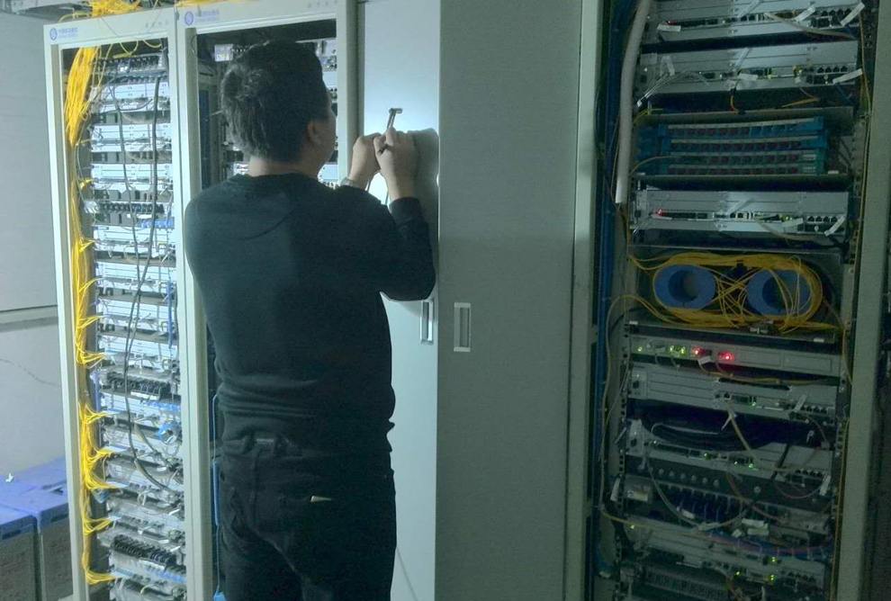 1596698847635704.jpg 工作人員現(xiàn)場安裝設備.jpg